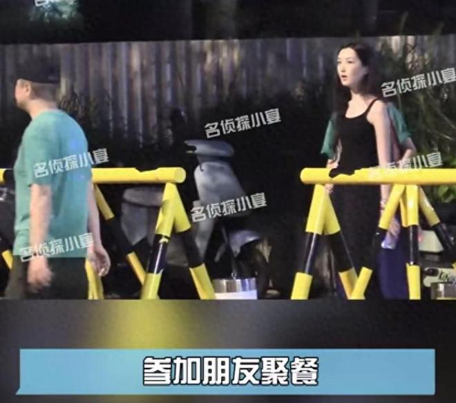 李亚鹏携女儿聚会！19岁李嫣当爸爸面抽电子烟姿势娴熟超像王菲